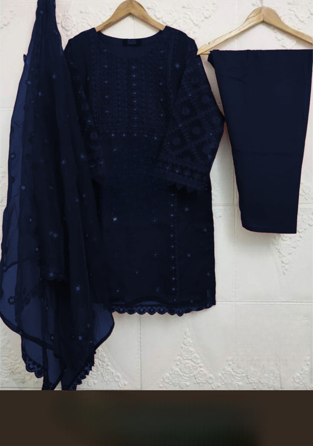 Chemise brodée 3 pièces avec perles identiques attachées et dupatta brodé