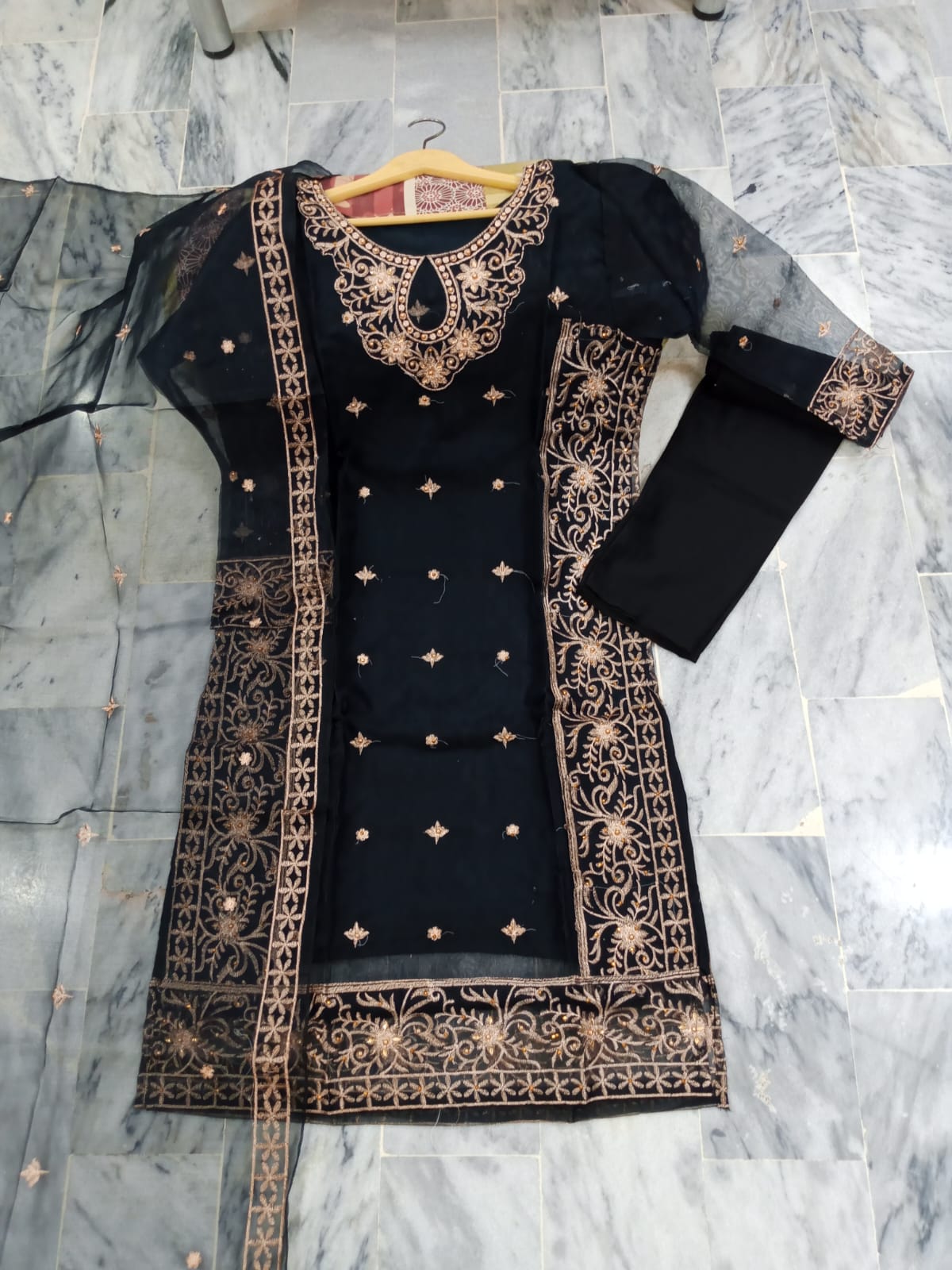 Chemise longue brodée devant et derrière avec broderie à la main et miroir attaché avec dupatta brodé 3 pièces