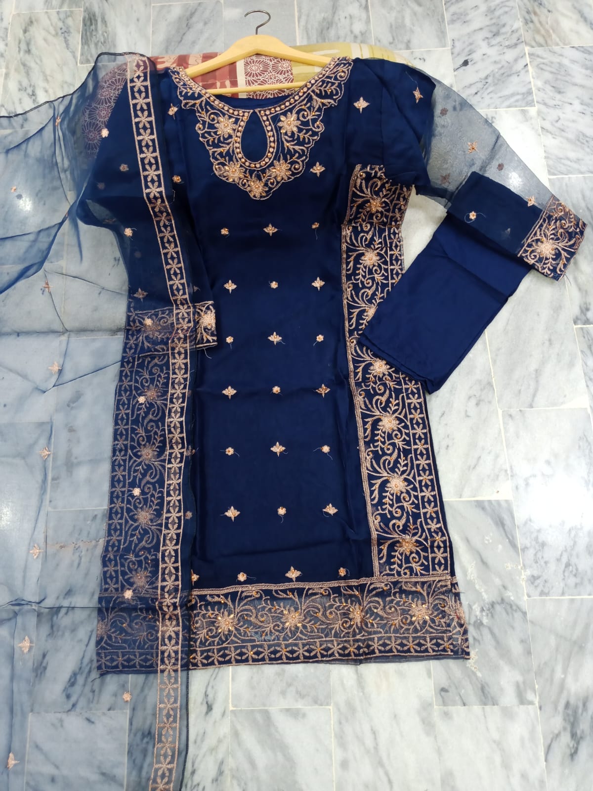 Chemise longue brodée devant et derrière avec broderie à la main et miroir attaché avec dupatta brodé 3 pièces